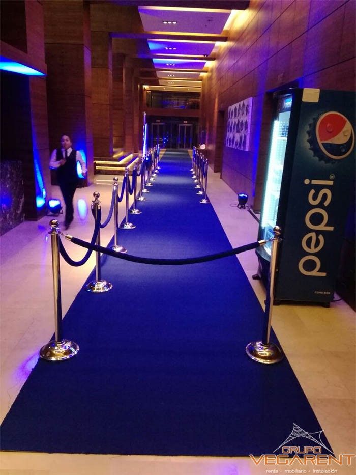 rentadeunifilacromadaconalfombraazul